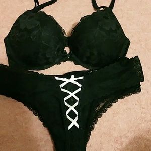 NWOT Victoria's Secret Bra 32D 5 Panties Sz M